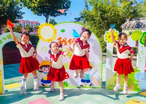 白马山幼儿园孩子们放飞梦想飞机